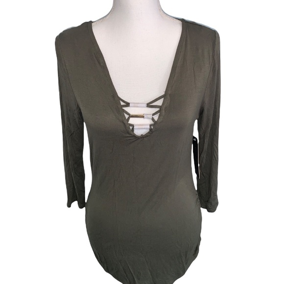 Almost Famous Cutout Top Size XL - Picture 2 of 10